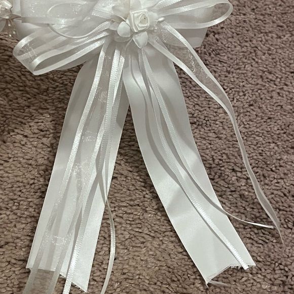 Elegant White Floral Headband with Bow - Picture 4 of 10